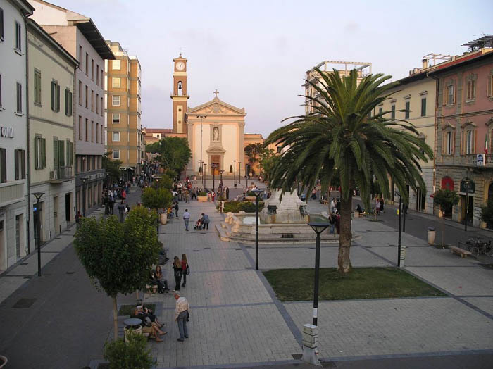 PIAZZA DUOMO A CECINA